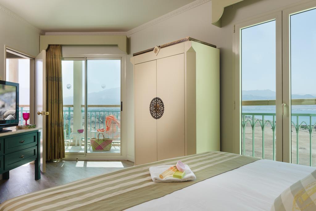 Herods Boutique Eilat A Premium Collection By Fattal Hotels Zimmer foto A bedroom with a wardrobe
