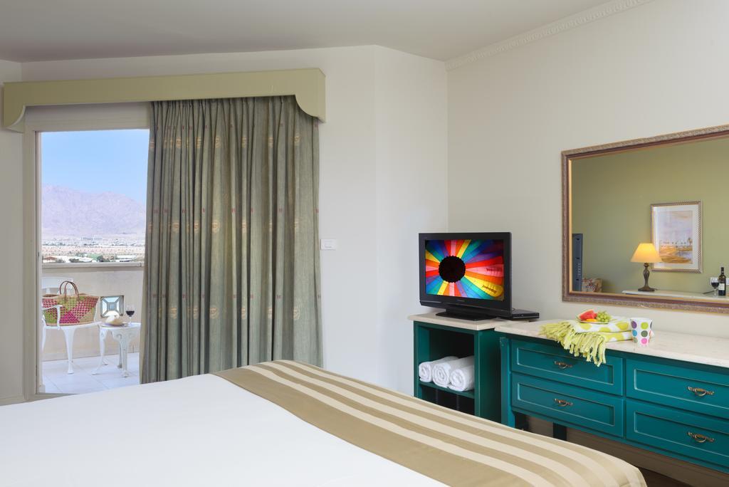 Herods Boutique Eilat A Premium Collection By Fattal Hotels Zimmer foto A bedroom at the Hilton Palm Springs